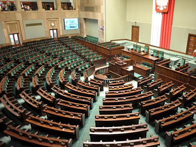 Posłowie głosują dziś zmiany w konstytucji. Koniec z przestępcami w Sejmie