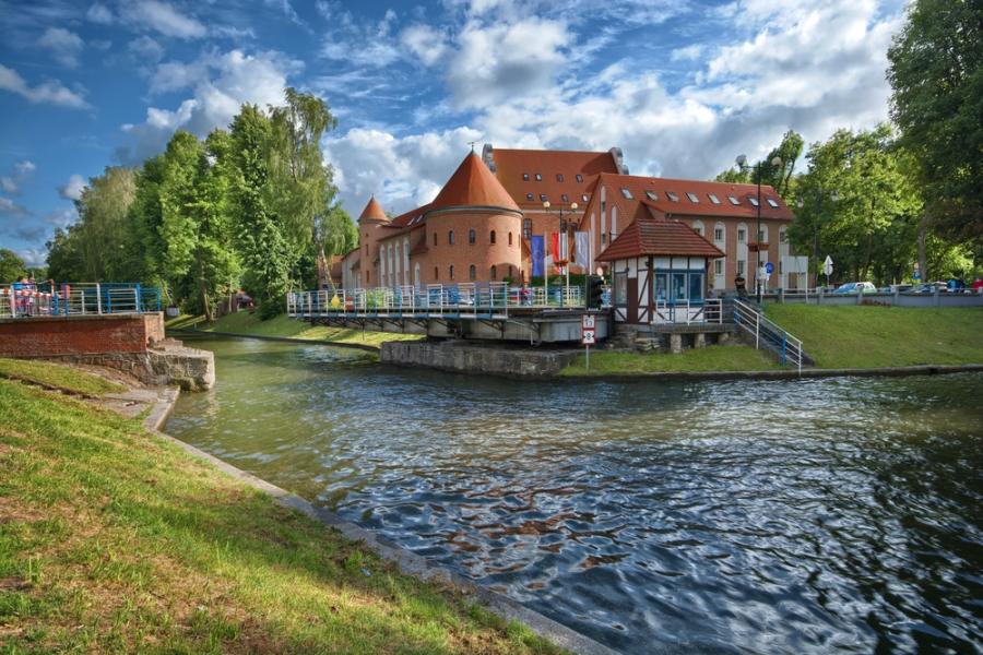 2. Giżycko. Położony w samym sercu krainy Wielkich Jezior, w Giżycku, nad jeziorem Niegocin i kanałem Łuczańskim, słynącym z mostu obrotowego. Wzniesiony przez Zakon Krzyżacki w XIV wieku zamek niegdyś był siedzibą prokuratora zakonnego. W połowie XVI wieku przebudowano go, nadając mu charakter renesansowej siedziby. Niszczejąca na oczach mieszkańców miasta budowla jeszcze niedawno groziła zawaleniem i unicestwieniem śladów krzyżackiej historii. Dziś mieści się tam ekskluzywny hotel St. Bruno, z pięknymi apartamentami, centrum konferencyjnym oraz centrum Medi SPA. To niezaprzeczalna perełka architektury na mapie miasta, która przyciąga rzesze trystów z Polski i z zagranicy. Zamek w Giżycku pięknie wygląda o każdej porze roku, a jesień i koniec sezonu żeglarskiego to idealny moment, by spędzić tam niezapomniane chwile w kameralnej atmosferze.