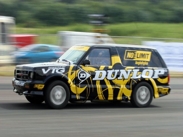 Czas 8,88 sekundy i wyrównany rekord życiowy - to wyniki, jakie wykręcił Marcin Blauth za sterem GMC Typhoon w finale zawodów o puchar Polski na ćwierć mili. Kierowca Dunlop Teamu utarł nosa najlepszym z najlepszych - wygrał w klasie King of Race