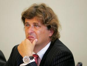 Palikot: Nie zakazywać sprzedaży akoholu