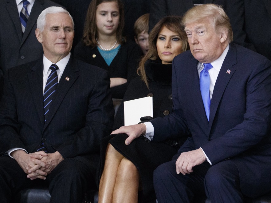 Zdjęcia: Jego dotyk ją boli? Zagraniczne media mają używkę z TYCH ZDJĘĆ Melanii i Donalda
