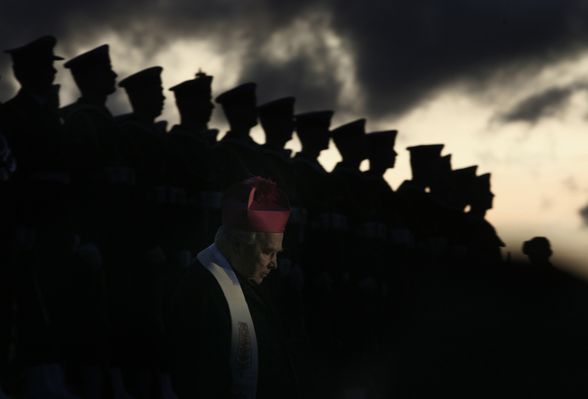 • Zdjęcie pojedyncze - I miejsce w kategorii LUDZIE
Autor: Rafał Malko, „Gazeta Wyborcza Trójmiasto”
Gdańsk - Westerplatte. Uroczystości upamiętniające 69. rocznicę wybuchu II wojny światowej. Arcybiskup Tadeusz Gocłowski po wygłoszeniu kazania schodzi po schodach pod pomnikiem Westerplatte.
1 września 2008