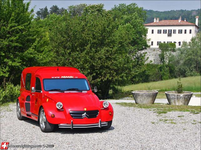 Pod francuski styl z lat 50. ubiegłego stulecia upchnęli temperament narowistego ferrari 355...
