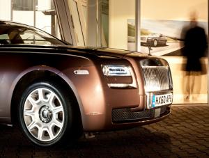 Z drogi! Rolls-Royce wjeżdża nad Wisłę