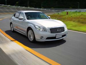Z drogi! Pędzi pierwsza hybryda Infiniti