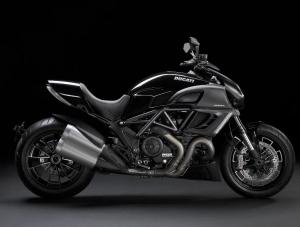Motocykl z piekła rodem zakłada diabelskie opony