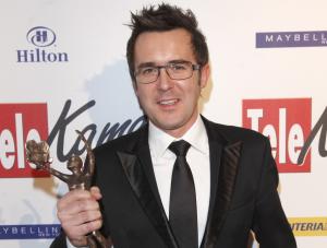 Tegoroczny laureat Maciej Kurzajewski z "Telekamerą 2010"