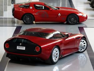 Alfy TZ3 Stradale - tyłem. TZ3 Corsa w głębi