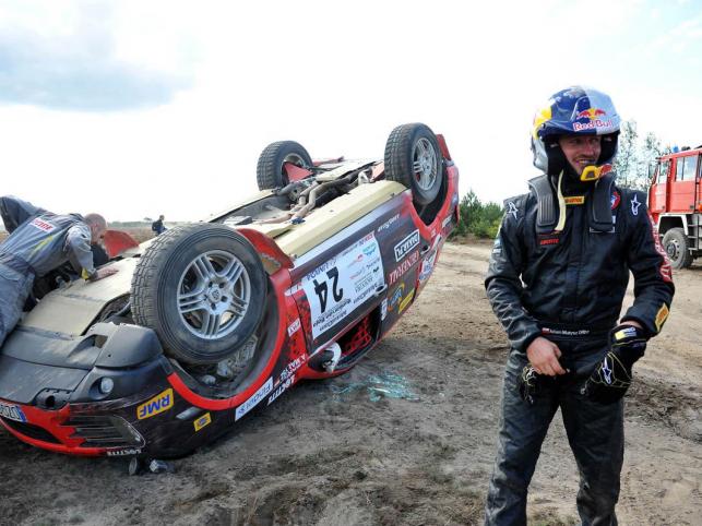 Małysz wraz z pilotem Rafałem Martonem trenował próbę szybkości. W pewnym momencie pękła opona i auto dachowało. Na szczęście skoczkowi nic się nie stało. Małysz o własnych siłach wyszedł z rajdowego porsche cayenne. Udało mu się pobić stary rekord, który wynosił 176 km/h - nowy rekord prędkości jazdy w terenie to 180 km/h