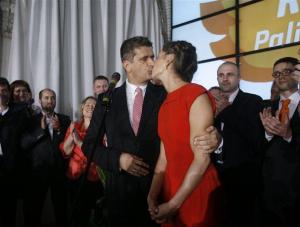 Janusz Palikot całuje żonę