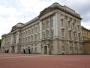Buckingham Palace - siedziba królowej w Londynie - gazeta "Guardian" napisała o stylu pałacu, że mógłby go zbudować Stalin