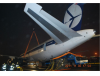 Boeing 767 uniesiony w górę za pomocą podnośnika i poduszek powietrznych