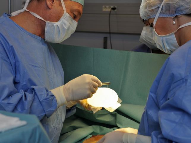 Operacja usuwania uszkodzonego implantu piersi przeprowadzona w Klinice Mozart w Nicei przez francuskiego chirurga plastycznego Denisa Boucqna.