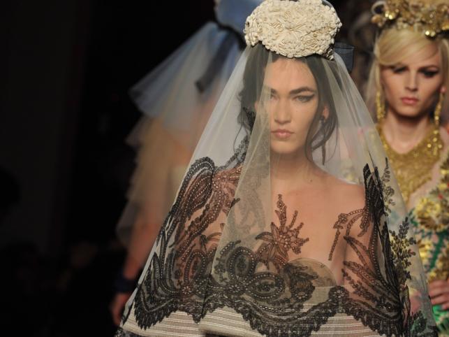 Pokaz kolekcji haute couture wiosna 2012 Jeana Paula Gaultiera.
