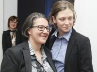 W męskim stylu: córka Agnieszki Holland z partnerką na premierze