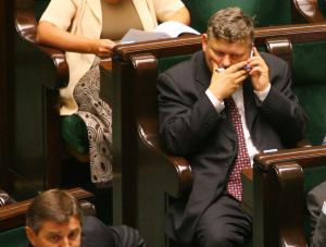 Rząd zabierze posłom komórki