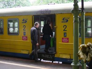 O Tusku, który jeździ koleją