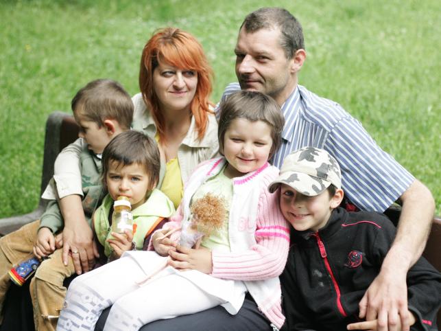 Zabrali im dzieci i kazali płacić 16 tysięcy