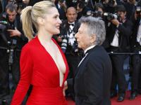 Emmanuelle Seigner i jej dekolt gigant