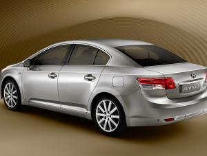 Nowa toyota avensis z każdej strony