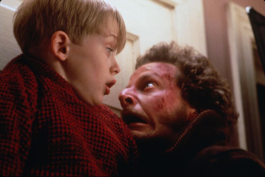 Macaulay Culkin i Joe Pesci w filmie "Kevin sam w domu"