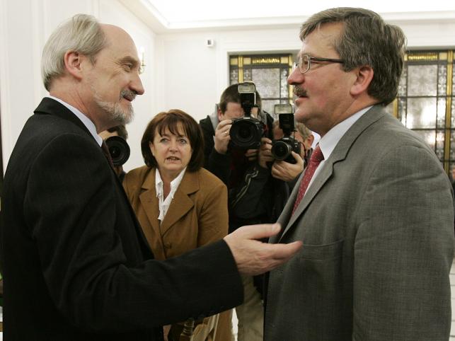 Macierewicz: Komorowski broni interesów byłej WSI