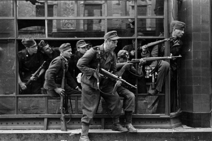 Kaci Warszawy: "Dirlewangerowcy", żołnierze Oskara Dirlewangera w okolicach ulicy Wolskiej (fot. Bundesarchiv Bild 183-97906)
