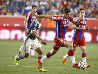 Brutalny faul na Lewandowskim. Polak nie wytrzymał i rzucił się na rywala. WIDEO