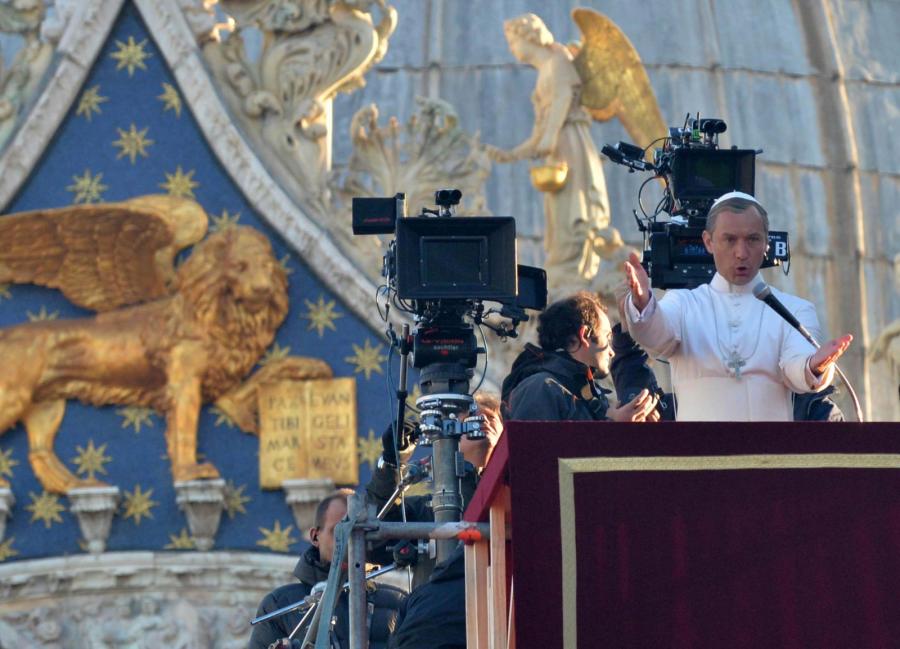 Jude Law papieżem na planie serialu "The young pope"