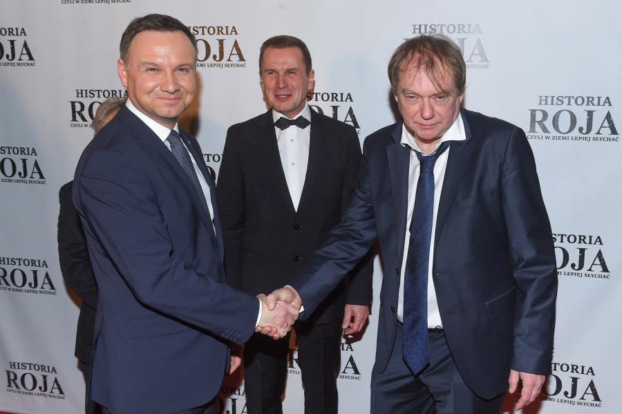 Prezydent Andrzej Duda i reżyser Jerzy Zalewski, podczas premiery filmu "Historia Roja"