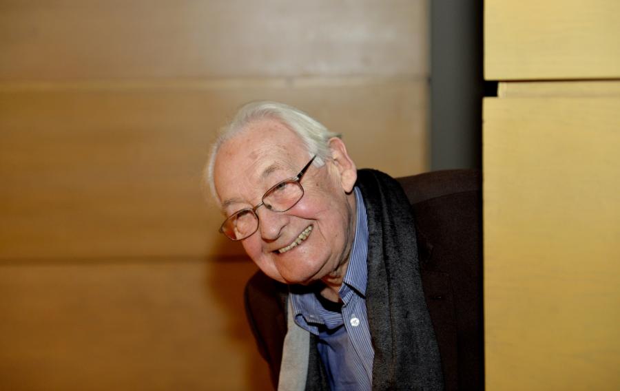 Na zdjęciu archiwalnym z 27.11.2013 r. reżyser Andrzej Wajda podczas spotkania promującego książkę "Andrzej Wajda. Podejrzany" autorstwa Witolda Beresia i Krzysztofa Burnetki