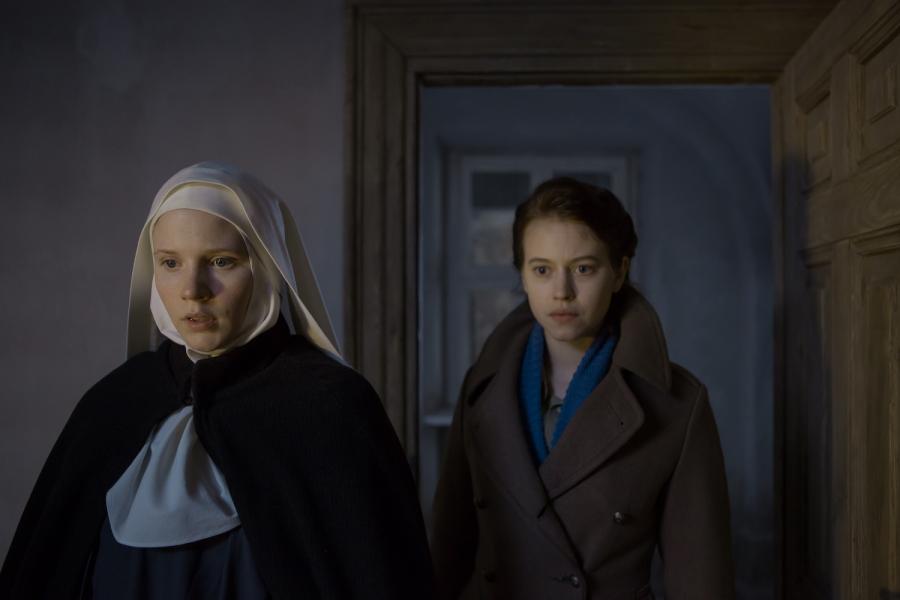 Joanna Kulig i Lou de Laâge w filmie "Niewinne"