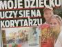 Sześciolatki uczą się na korytarzu