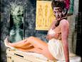 Kalendarz "My zombie pinup", który przedstawia 12 dziewcząt-zombie odwołuje się stylistyką do modnych w latach 50. fotografii ze skąpo ubranymi, uśmiechniętymi dziewczętami , tzw. pin-upów
