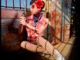 Kalendarz "My zombie pinup", który przedstawia 12 dziewcząt-zombie odwołuje się stylistyką do modnych w latach 50. fotografii ze skąpo ubranymi, uśmiechniętymi dziewczętami , tzw. pin-upów