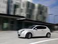 MiTo z mocą 135 KM jest lepsza - pierwszą setkę zdobywa w 8,4 s, zabawa
kończy się przy 207 km/h (średnie spalanie - 5,6 l). Wreszcie topowa turbodoładowana maszyneria - 170 KM zrywa asfalt od zera do 100 km/h w 7,5 s, pędzi do 219 km/h a średnio zużywa 6 l/100 km jazdy