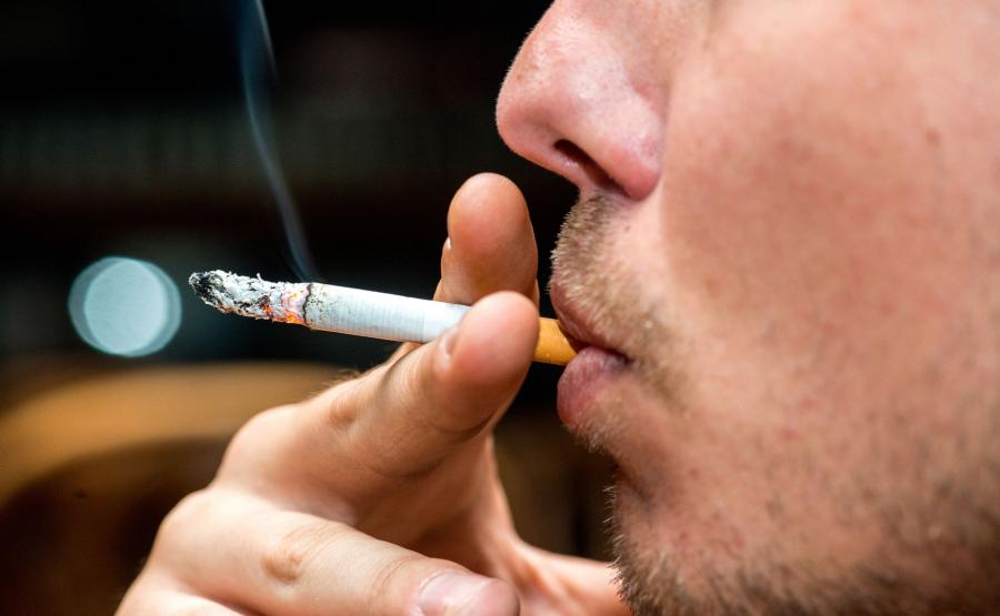 Od przebarwień aż do utraty zębów. Tak palenie wpływa na jamę ustną