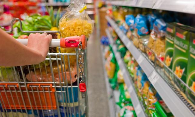 Polacy powoli przyzwyczajają się do wolnych niedziel. Zakaz handlu odbija się rykoszetem na małych sklepach?