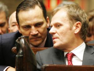 Sikorski coraz bardziej zagraża Tuskowi