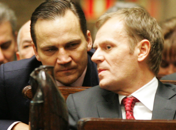 Sikorski coraz bardziej zagraża Tuskowi